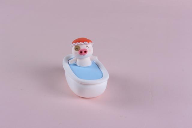 步骤9：把头部和身体粘在一起，麦兜就做好了。