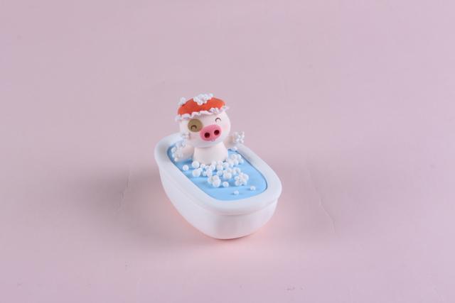 步骤10：洗澡怎么能少了泡泡呢？用白色粘土搓一些大小不一的圆球，撒在浴缸里作为泡泡。