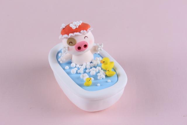 步骤11：再做几只小黄鸭放在浴缸里吧，麦兜也需要玩具