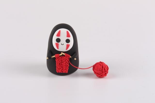 步骤4：按照上图的样子做出无脸男织毛衣的造型，毛线用红色粘土揉成细条做出来。