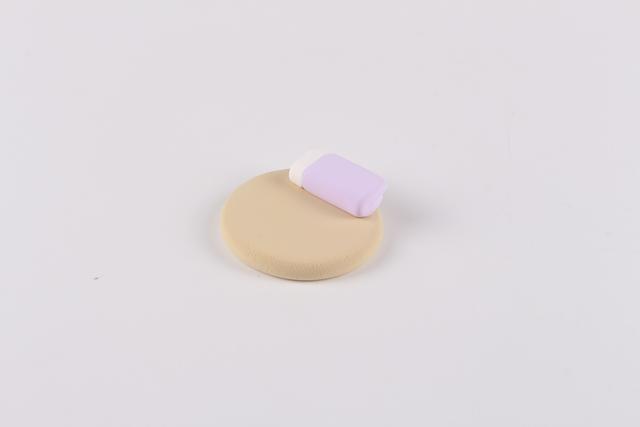 步骤6：紫色和白色粘土做一个小枕头，然后放在底座上面。