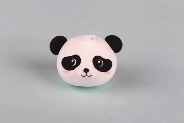 步骤3：按照图片的样子做出眼睛鼻子和嘴巴，再涂上腮红。