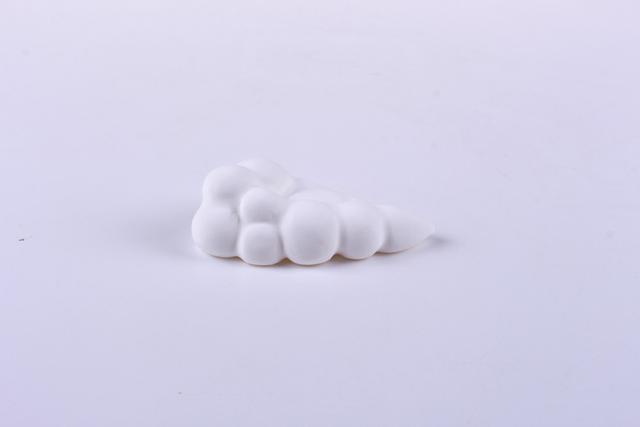 步骤1：先来做晚安女孩的云朵，用白色粘土揉大小不同的圆球，粘到一起，把连接处用压棒处理圆滑，云朵就做好了