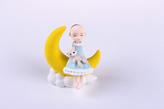 步骤8：做一只泰迪熊玩偶放在女孩怀抱里。