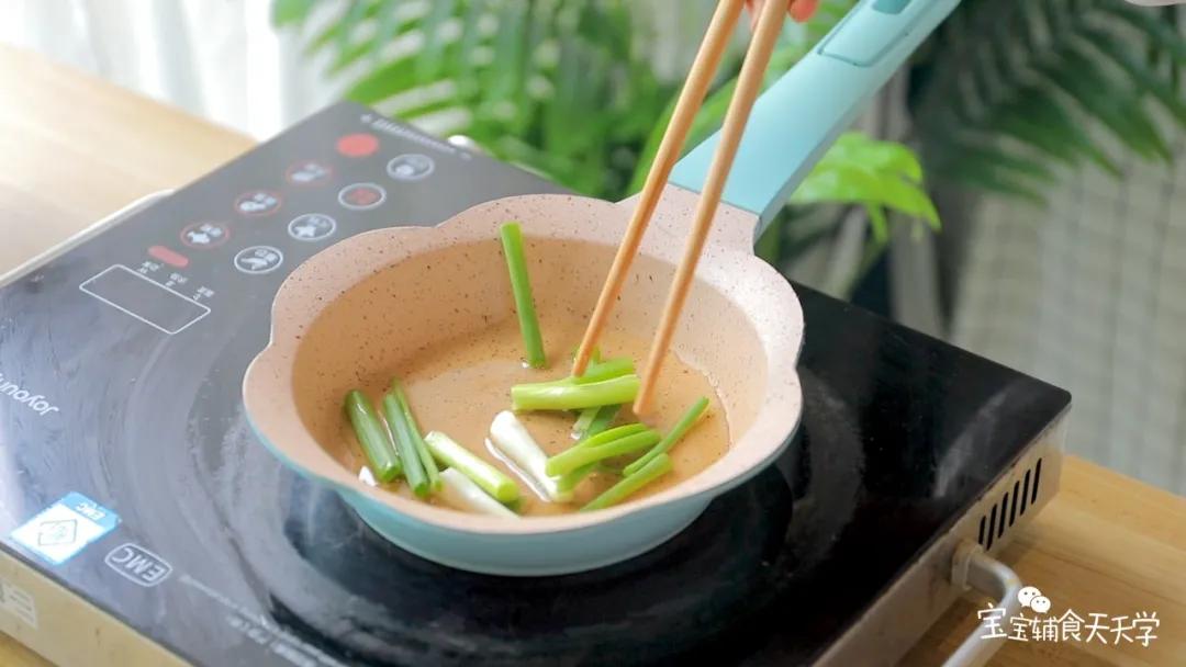 平底锅中加入适量的油，把葱白先加入，炒出香味