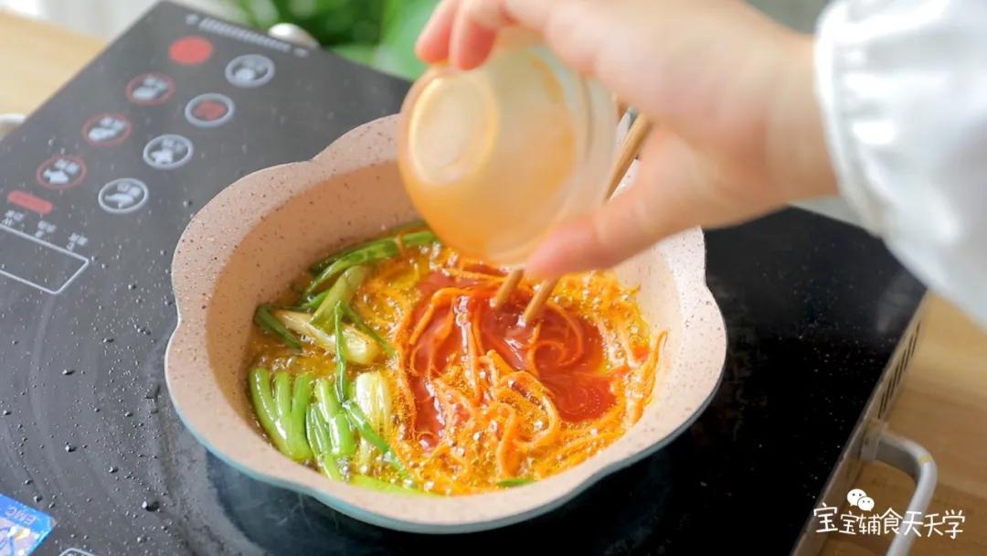 开最小火，倒入番茄汁