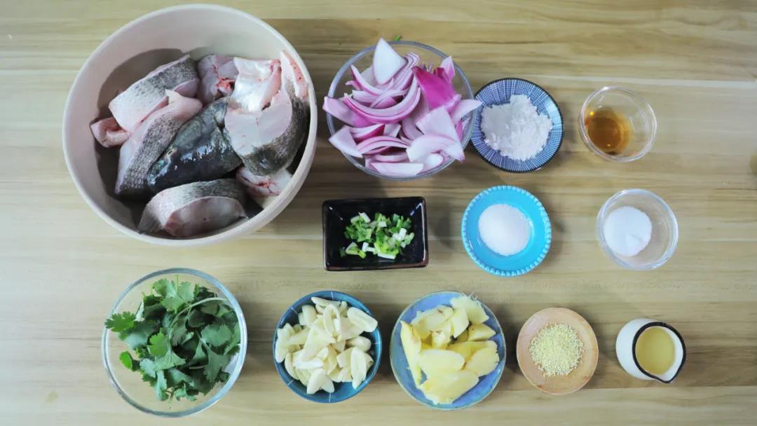 食材准备：鲈鱼 / 1条，蒜片 / 60克，姜片 / 60克，洋葱 / 半个，盐 / 15克，白砂糖 / 8克，松茸粉 / 3克，淀粉 / 15克，料酒 / 10克，食用油、香菜、葱花适量