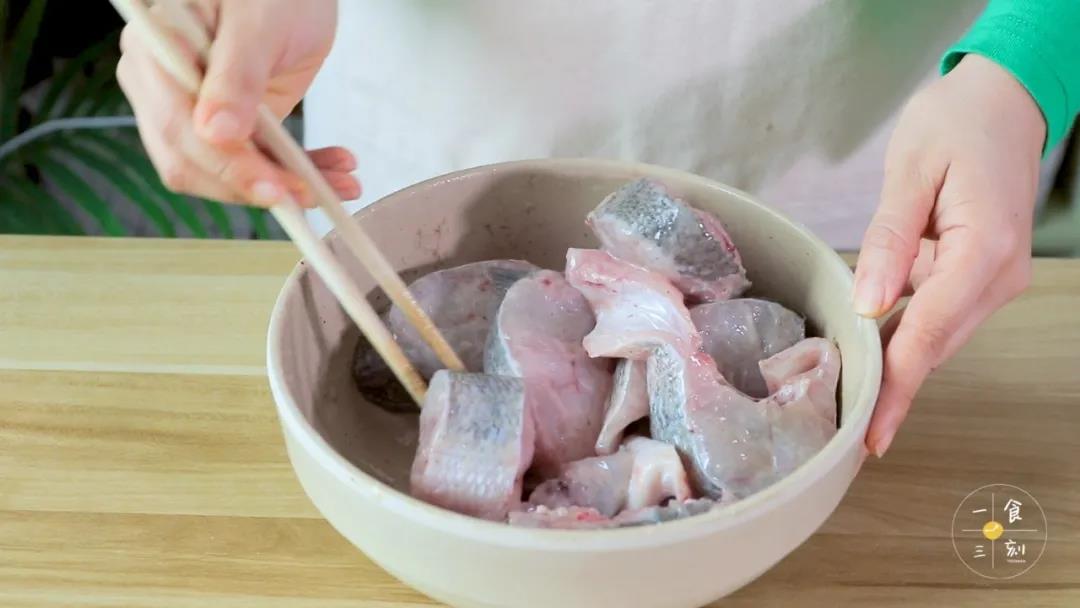 再放适量油拌匀