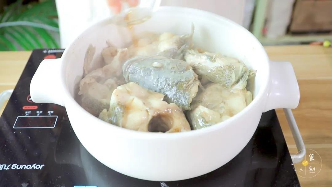 开盖，倒入料酒