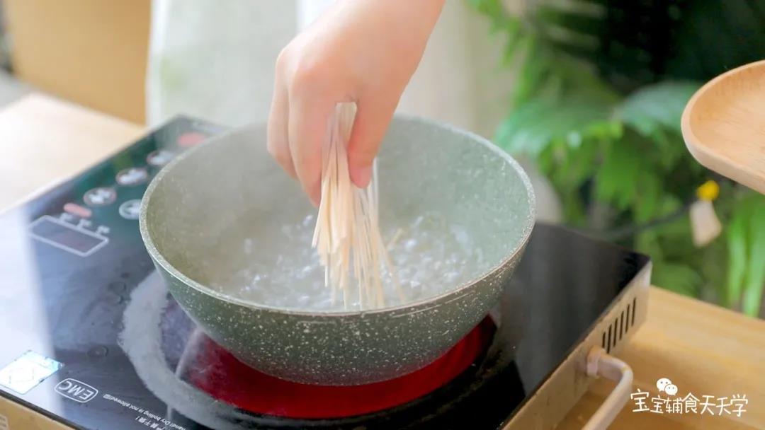 换一锅新的水，煮沸后，加入雪藕面