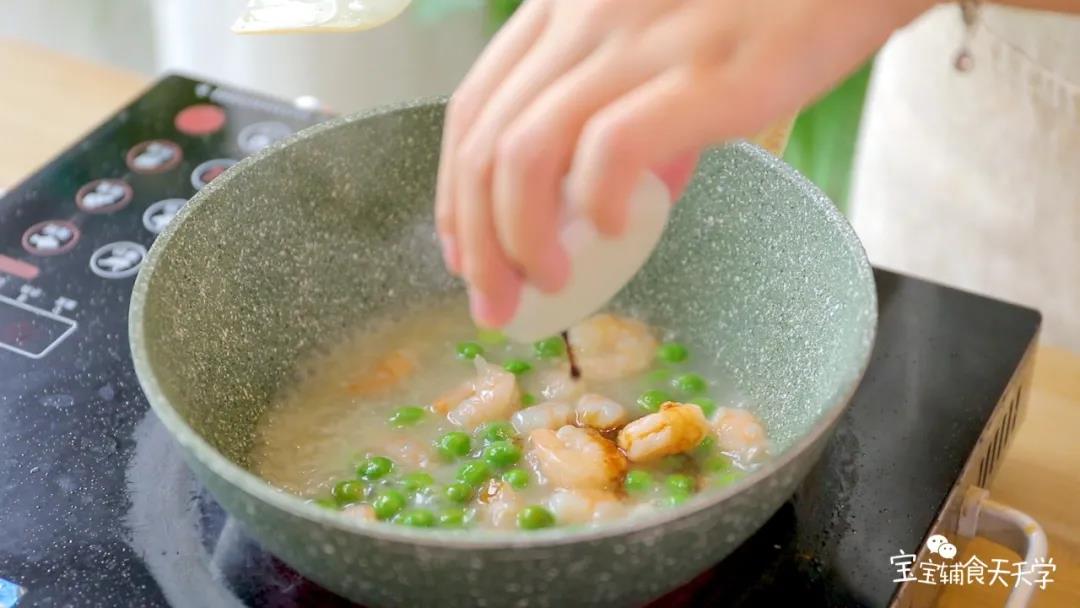 倒入淀粉水和宝宝酱油，翻炒均匀后即可关火