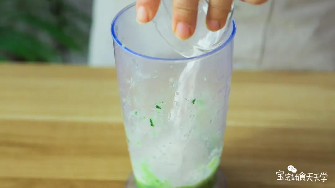 黄瓜汁、熟土豆、中筋面粉倒入搅拌机打成泥糊