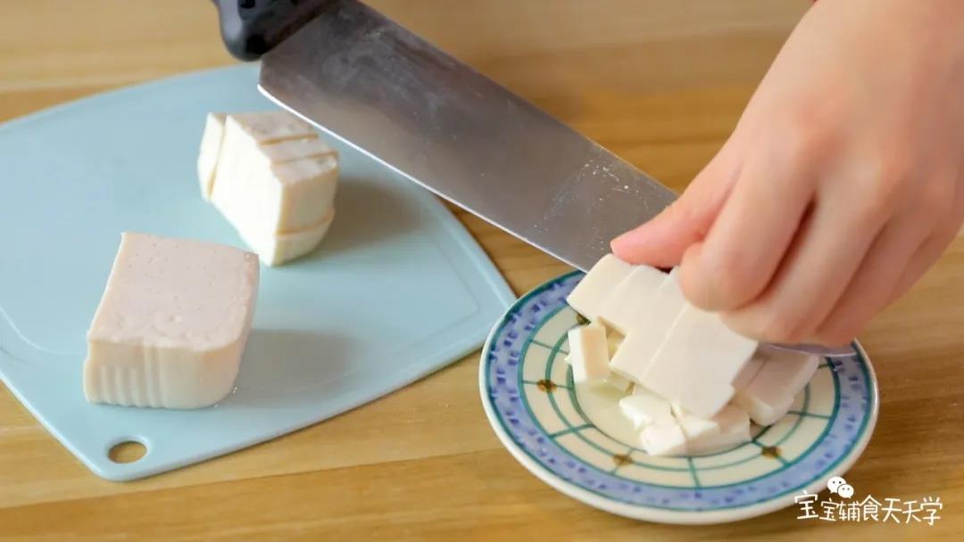 把豆腐切成丁