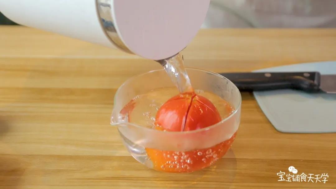 番茄画十字，用开水浸泡几分钟撕掉外皮后，切小块
