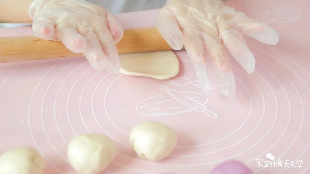 把每份白面团用擀面杖擀成薄片