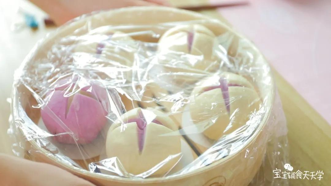 在包子朝上面划十字割开，不要割到底哦