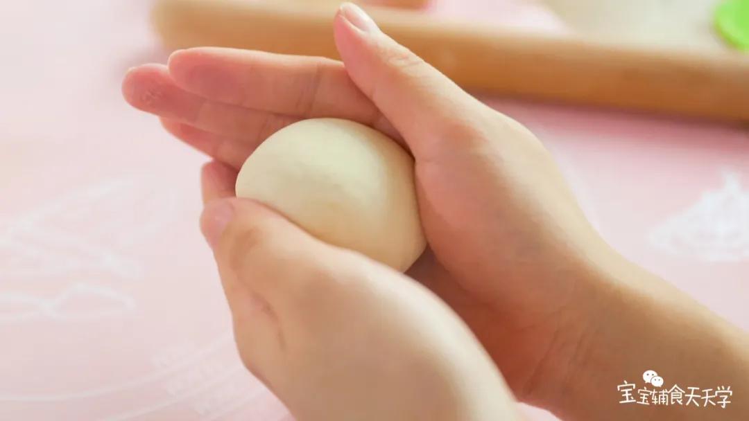 把包裹好的面团放在蒸笼上面，下面垫一张油纸