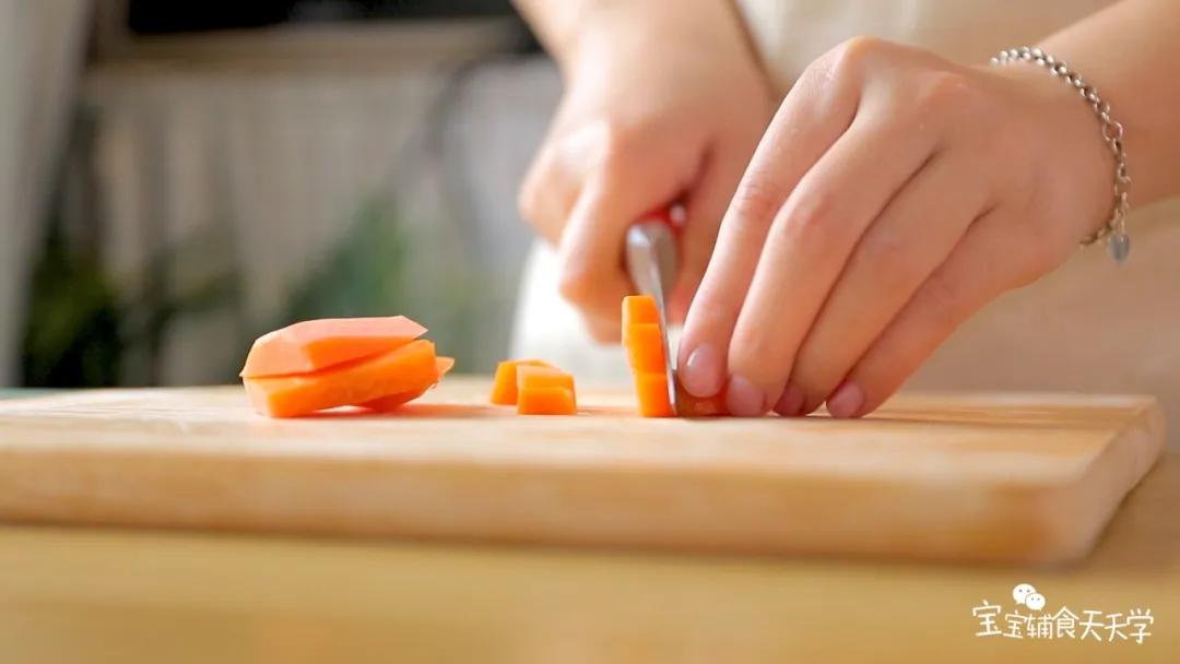 第2步：胡萝卜去皮，切丁