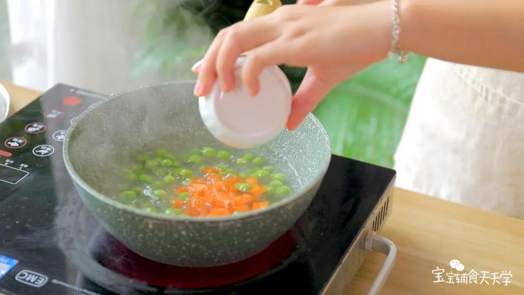 第3步：烧一锅水，下入豌豆和胡萝卜，煮熟