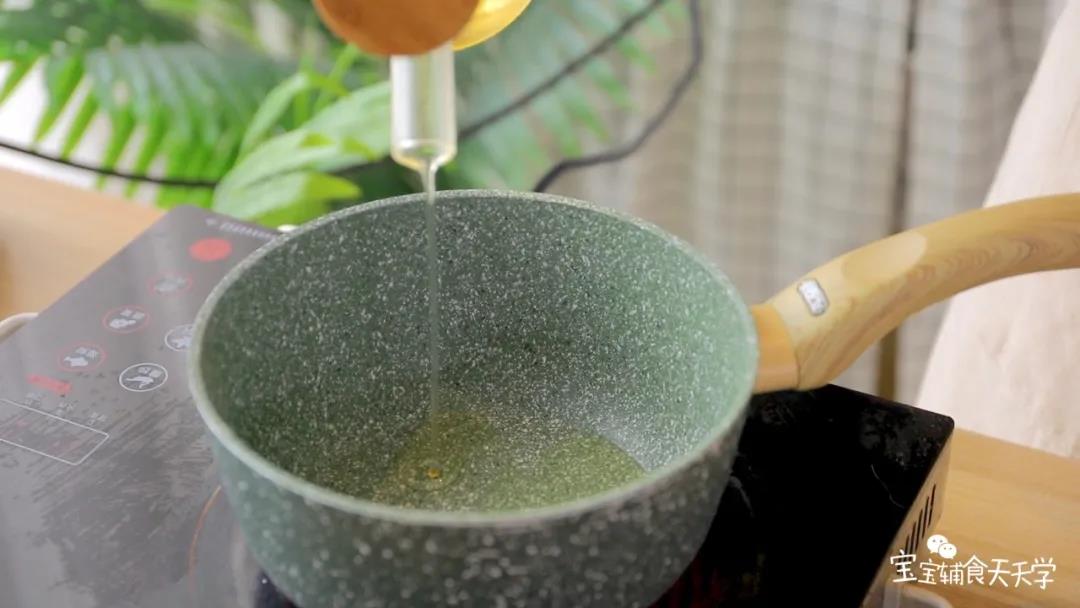 锅中加入少许油，热锅后加入2-3片姜片和鸡翅下锅煎至微黄