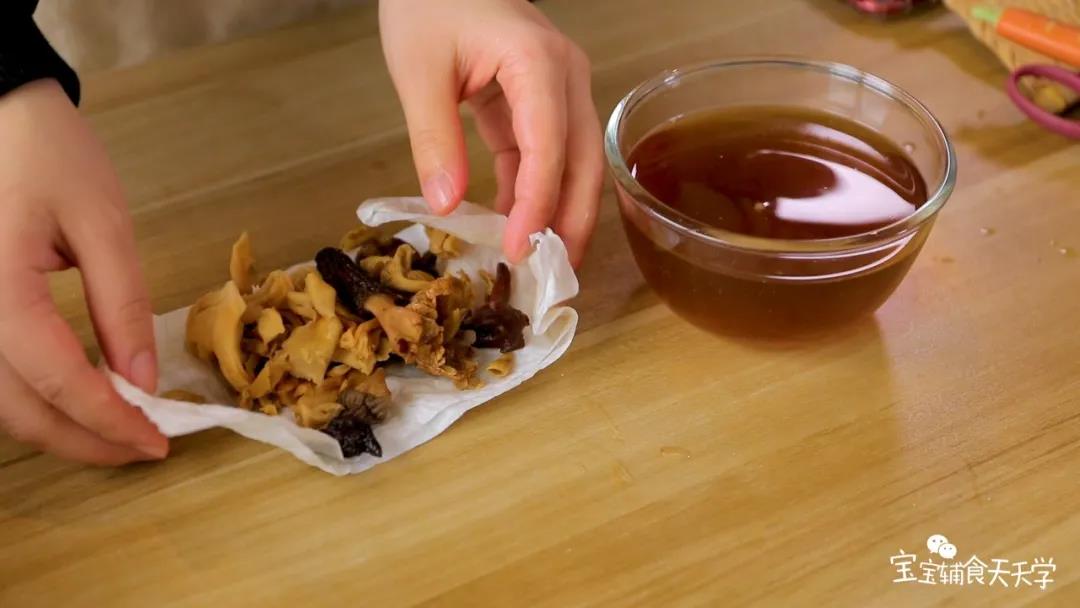 菌菇洗净后捏掉水分，用厨房纸吸干