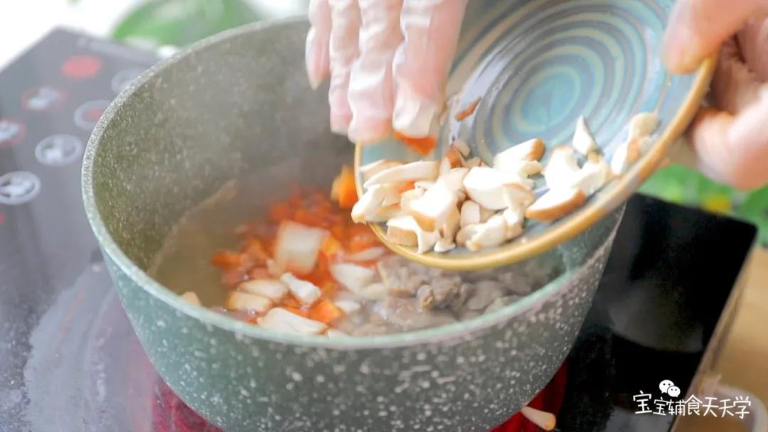 第5步：把所有食材放回刚刚炖好的排骨汤中，继续煮开