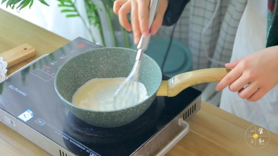第2步：牛奶、淡奶油、糖倒入奶锅，小火加热