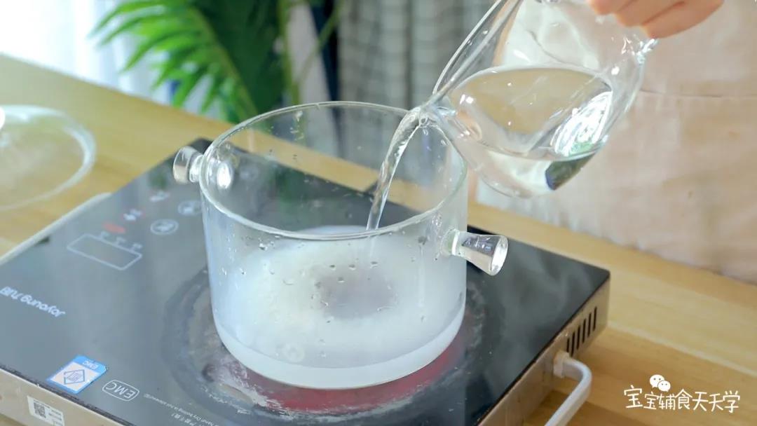 糯米倒入锅中，加水，煮至开花