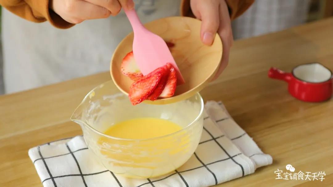 加入一半的草莓片到面糊中