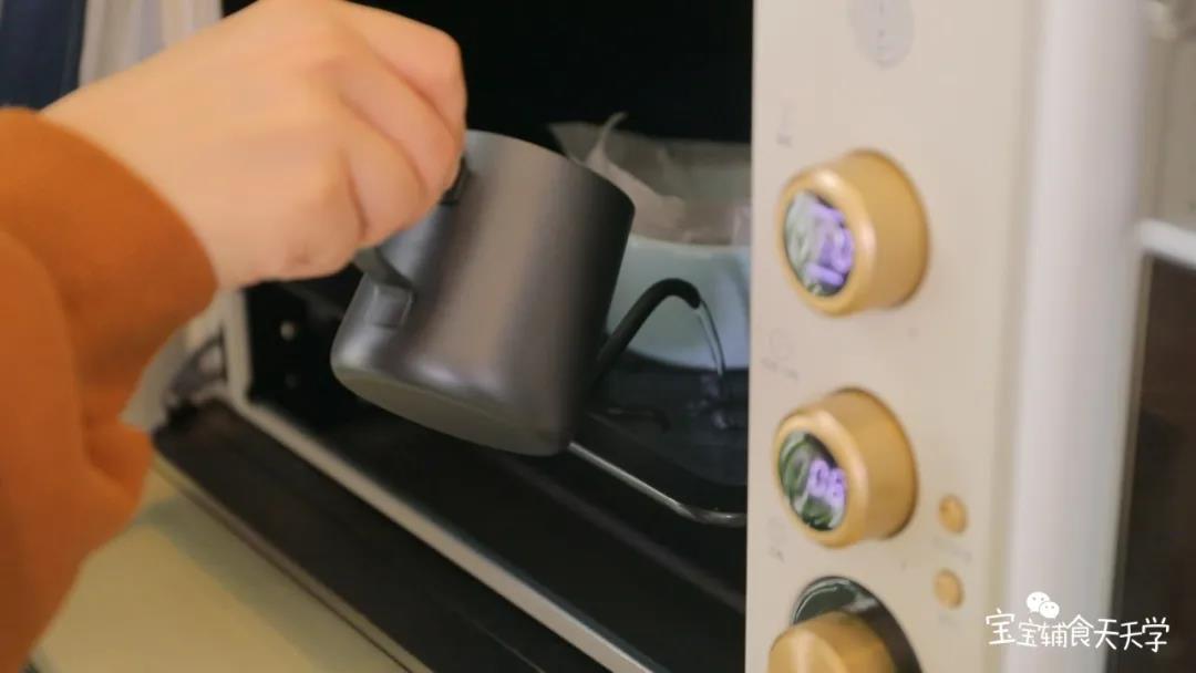 放入蛋糕，烤盘中倒入清水