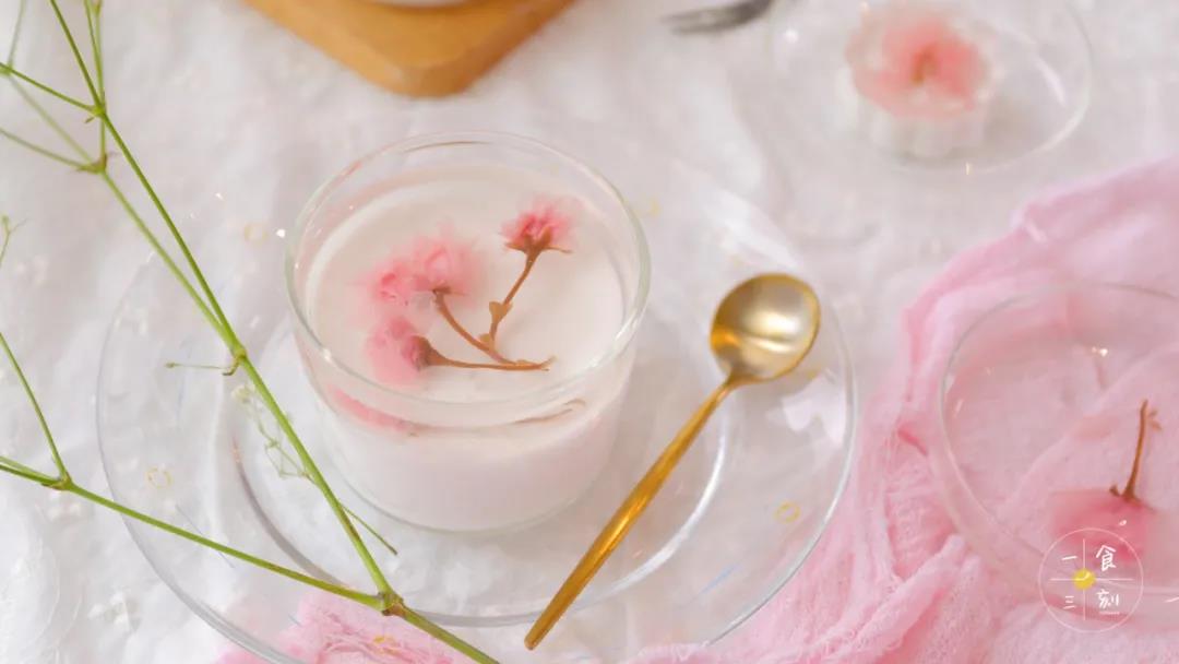 樱花在布丁中绽放，浓郁的椰香配上清新的花香，入口轻柔、甜美，仿佛吻上了春天。