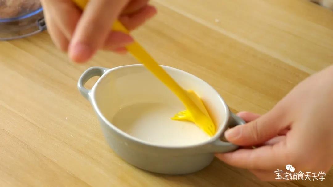 蒸碗里刷一层油