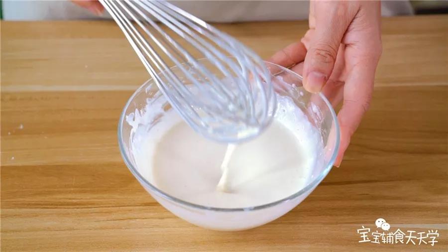 第2步：牛奶混合低筋面粉搅拌至细腻无颗粒