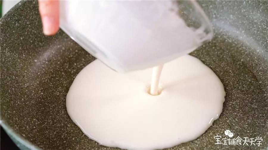 第4步：锅里刷薄薄一层油，小火加热，倒入面糊摇匀摊开