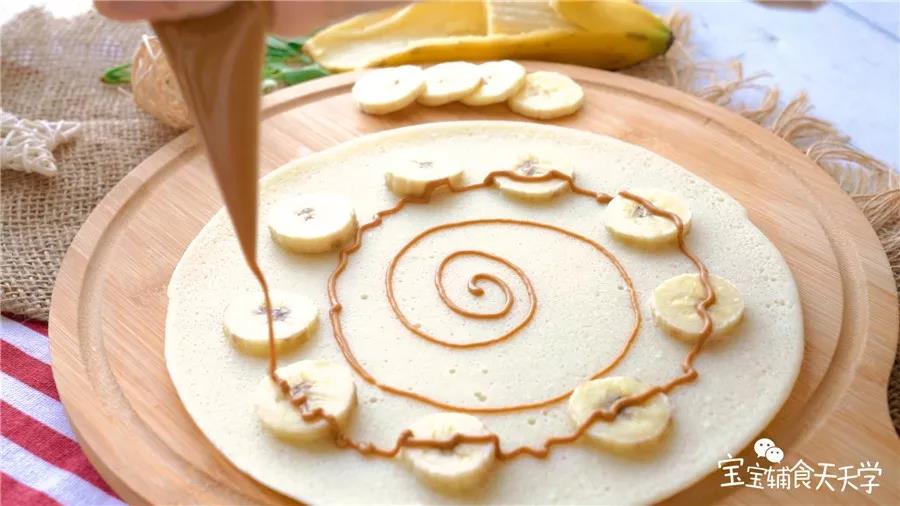 第7步：芝麻酱倒入裱花袋里，开一个小口，香蕉饼出锅后画圈挤上芝麻酱即可