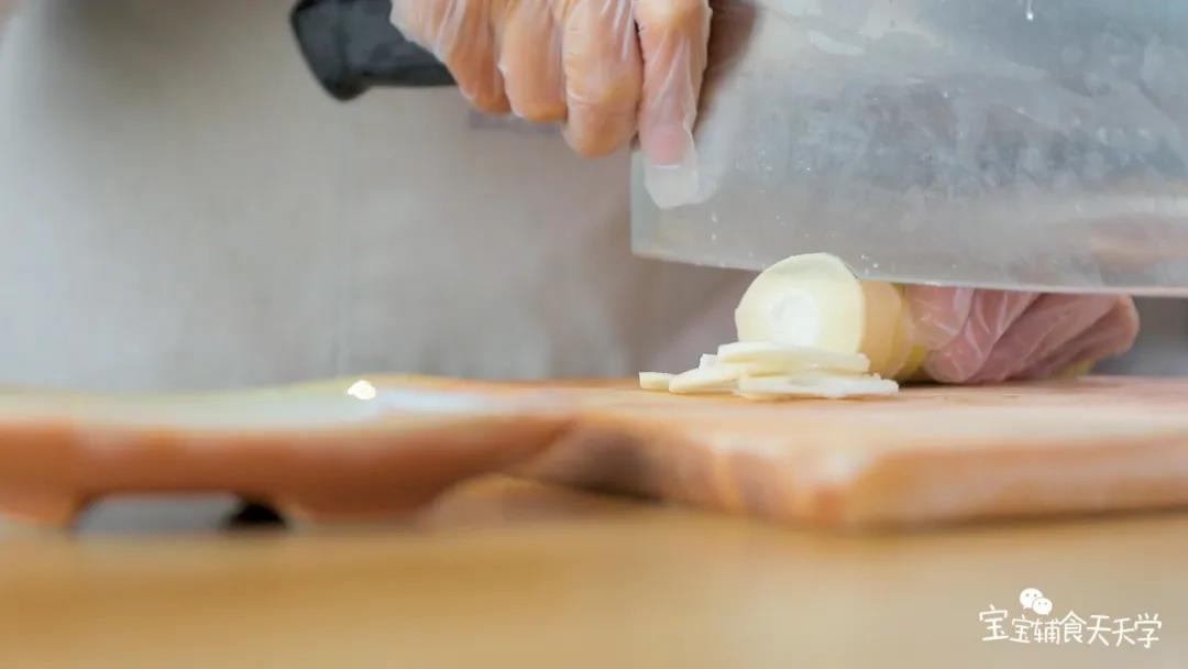 春笋切薄片、香菇切丁