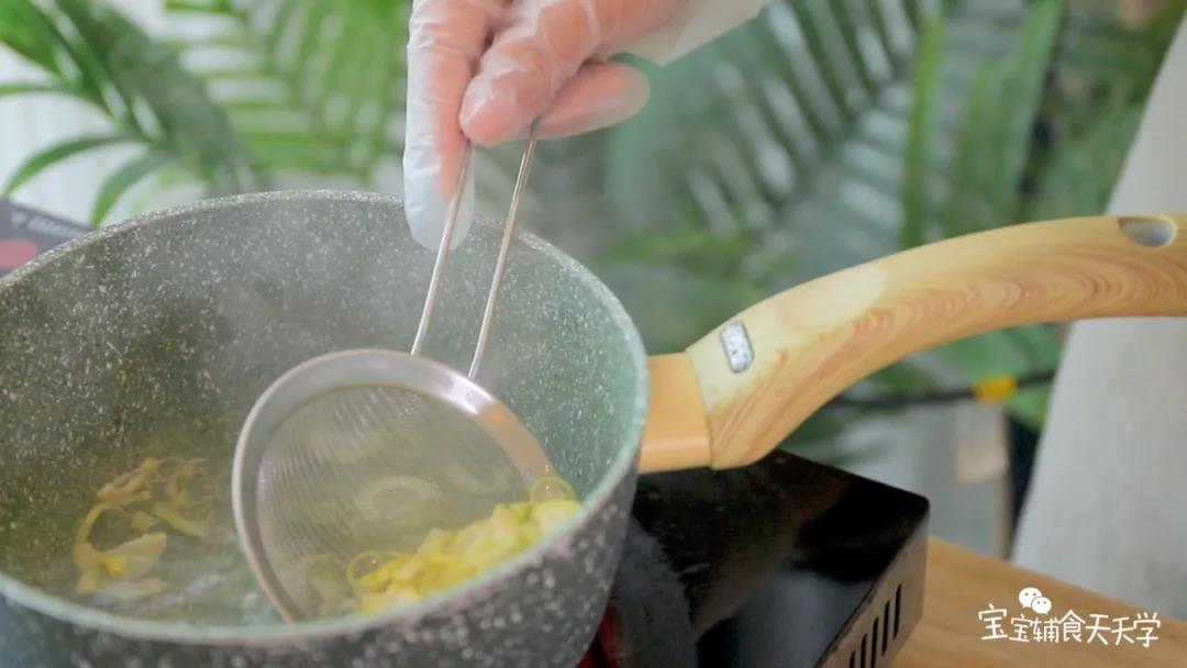 春笋冷水下锅，焯水几分钟捞出