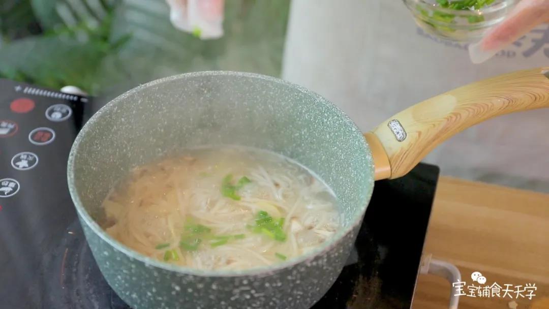 最后，撒上葱花小火煮几分钟即可