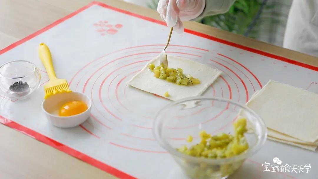 中间铺上奇异果块