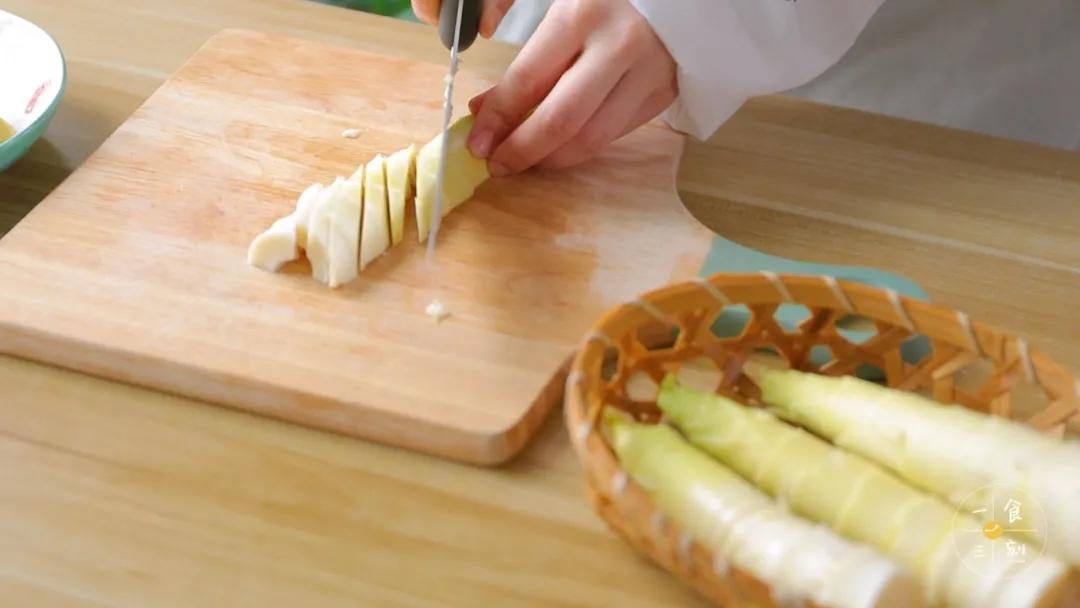 把春笋切小块