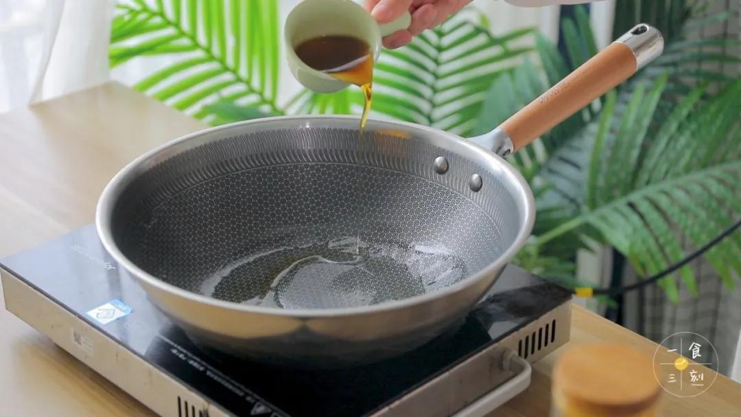 热锅，倒入适量的玉米油和一半的香油，放入鸡翅