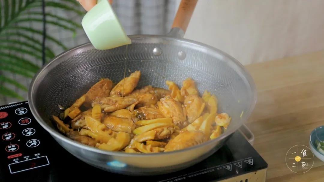 倒入剩余的香油、松茸粉，焖至入味