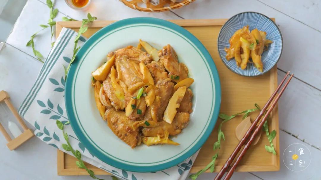 鸡翅嫩滑咸香，春笋清脆鲜甜，它们吸饱了肉汁和酱汁，更添了一份酒香甘醇。