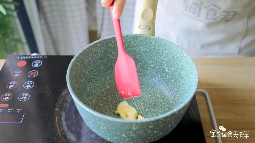 第3步：锅中加入牛奶和黄油