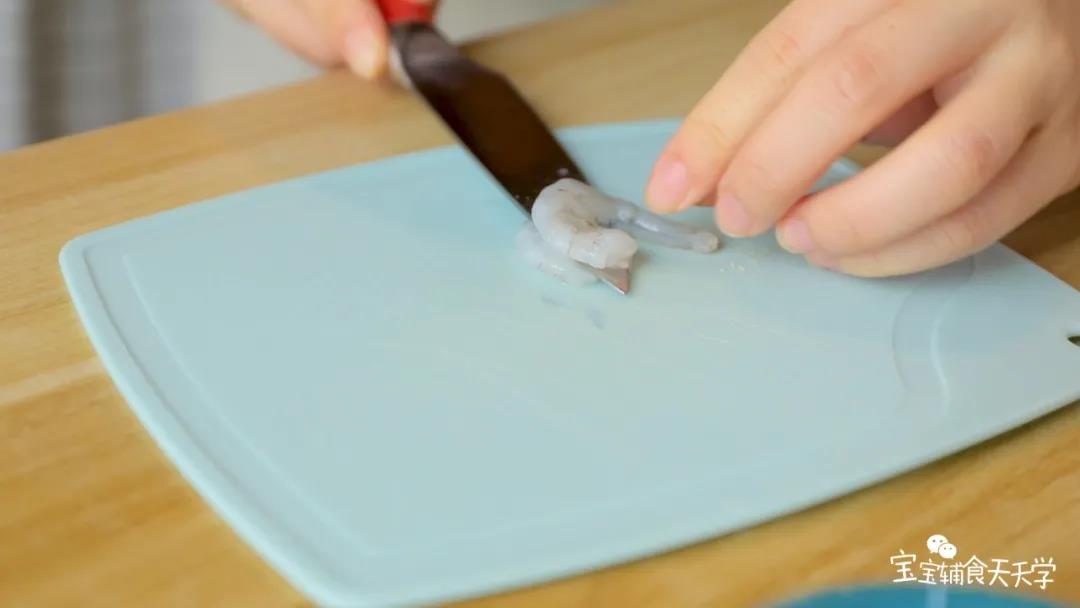 第2步：把虾仁对半切开