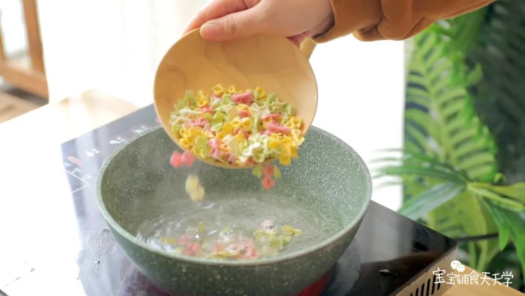 第3步：把蝴蝶面烫熟沥水捞起