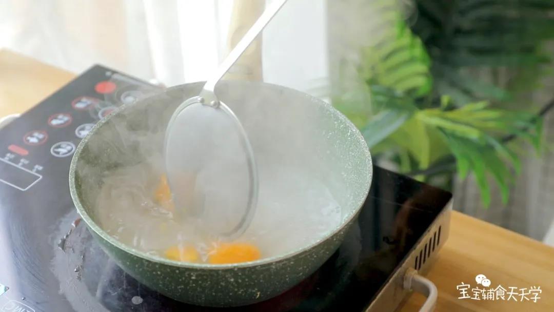 第4步：南瓜同样烫熟沥水捞起，放入搅拌碗中