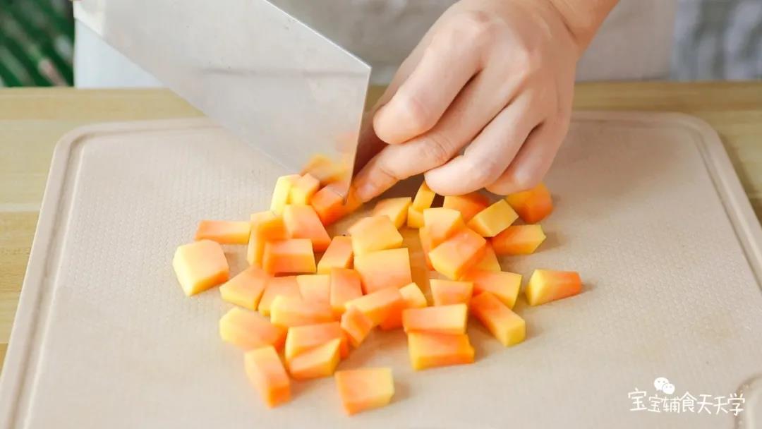 第2步：木瓜、苹果切粒