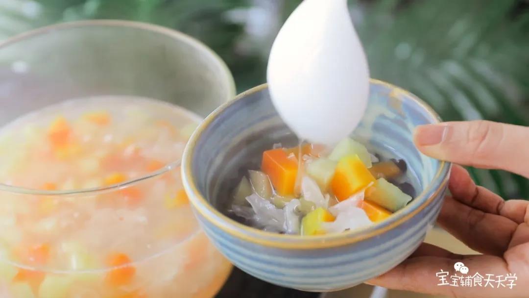 第7步：倒入银耳汤，搅拌均匀就可以开吃啦！