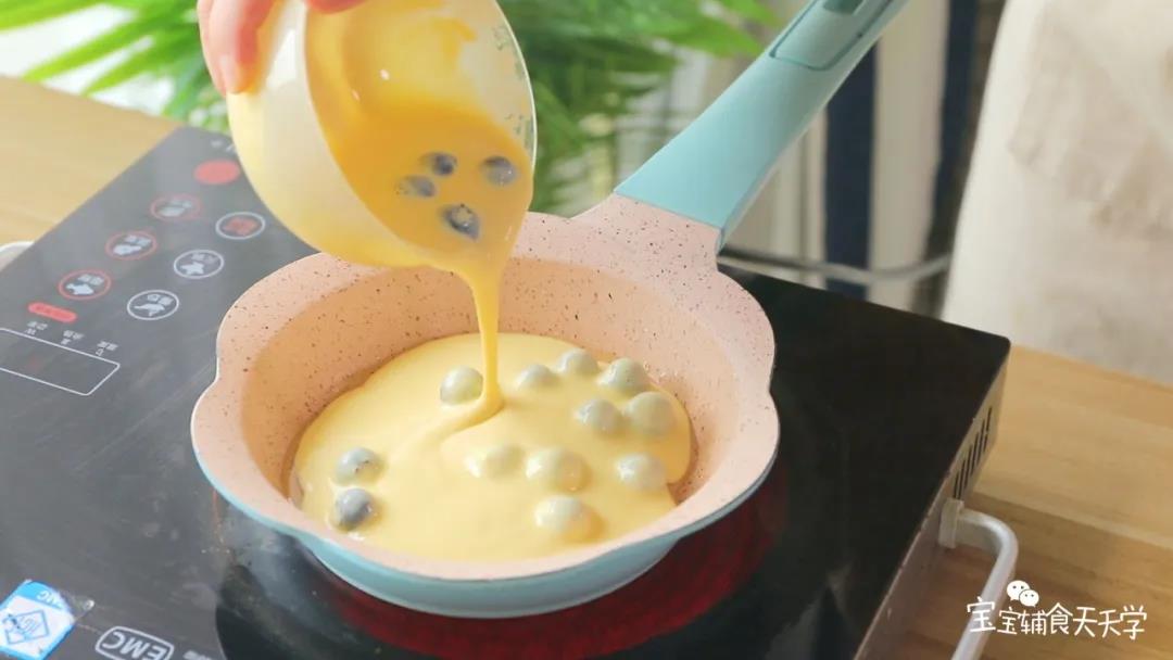 锅中刷少许油，放入面糊